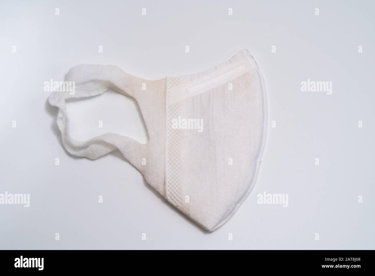 Masque médical de protection sur fond blanc. Banque D'Images