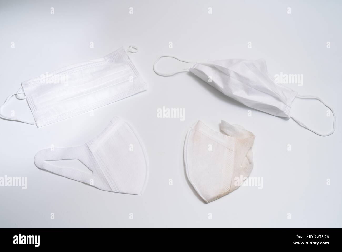 Masque médical de protection sur fond blanc. Banque D'Images