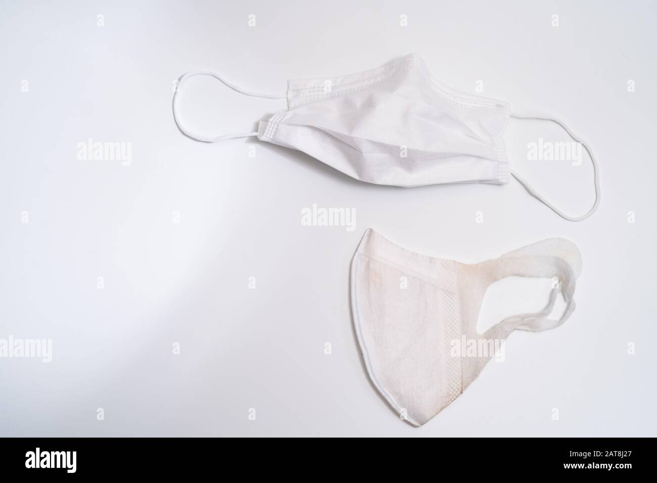 Masque médical de protection sur fond blanc. Banque D'Images