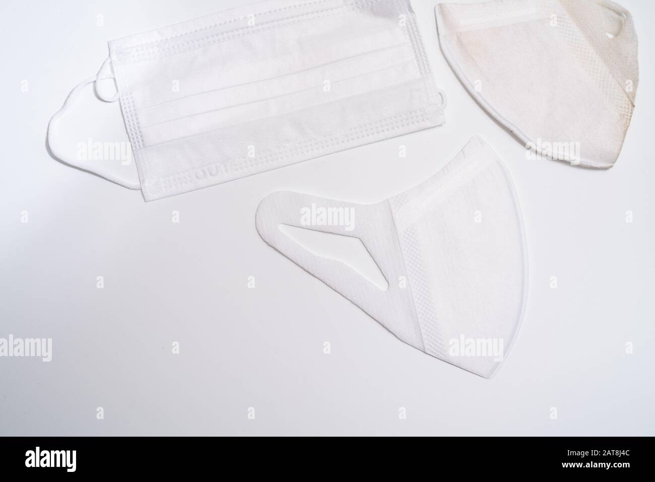 Masque médical de protection sur fond blanc. Banque D'Images