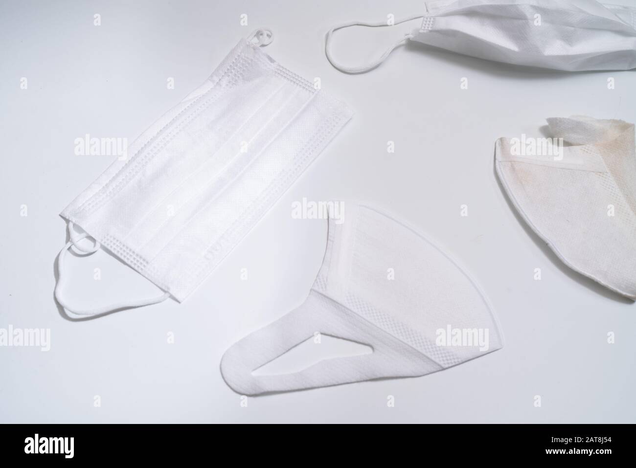 Masque médical de protection sur fond blanc. Banque D'Images