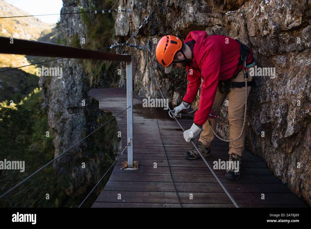 Homme caucasien faisant via ferrata Banque D'Images