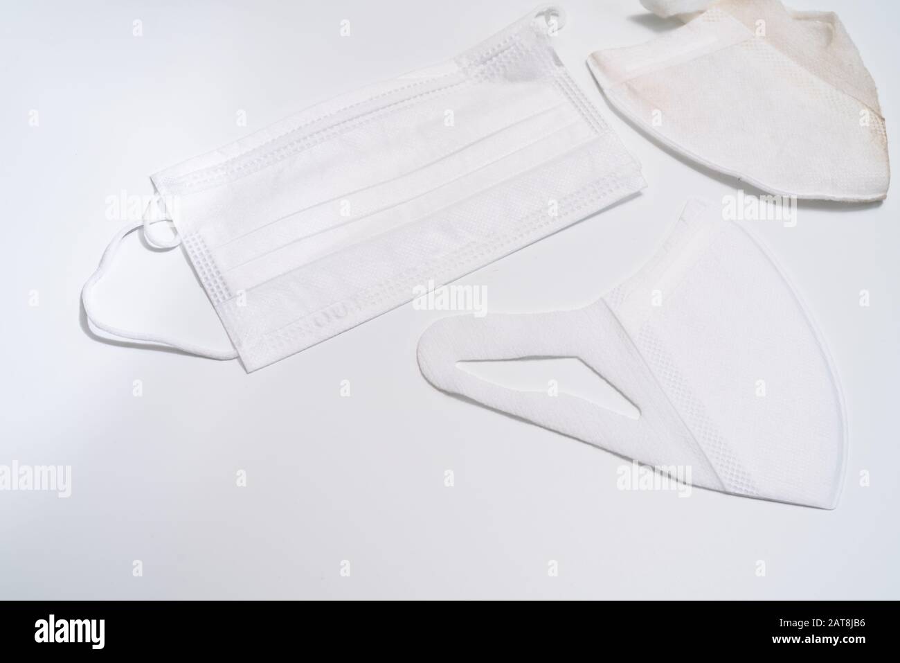 Masque médical de protection sur fond blanc. Banque D'Images