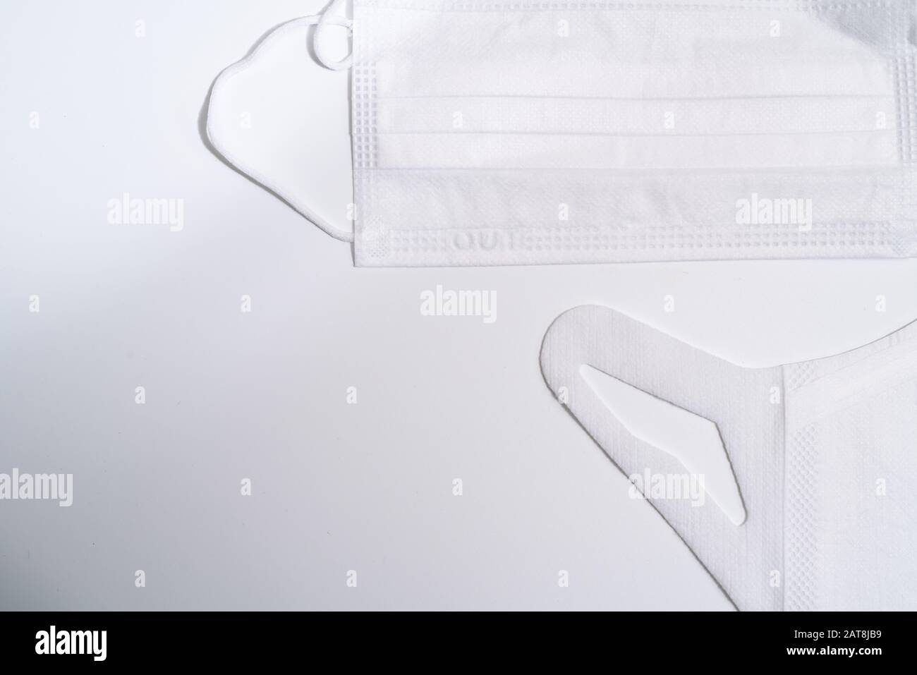 Masque médical de protection sur fond blanc. Banque D'Images