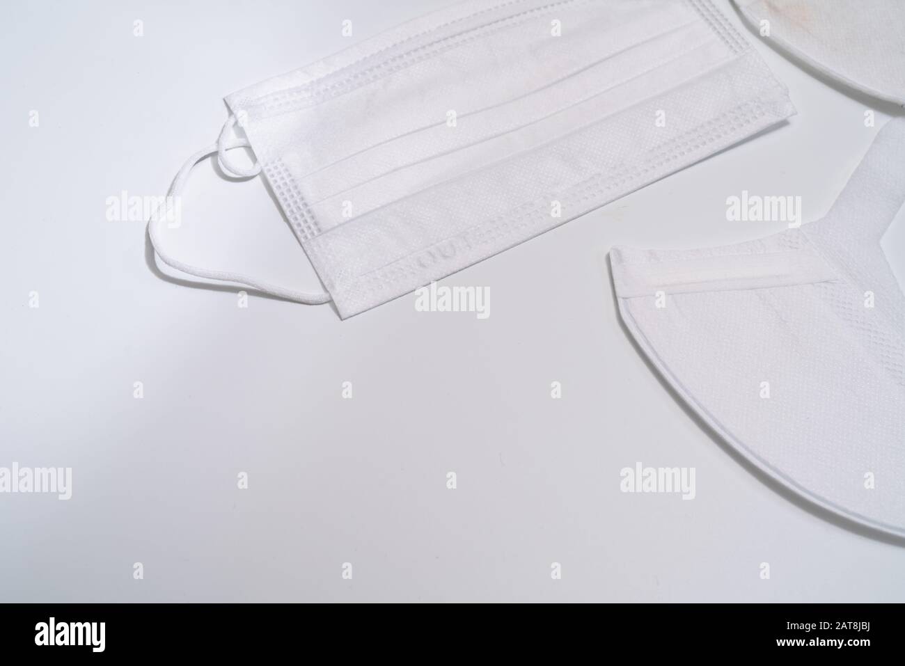 Masque médical de protection sur fond blanc. Banque D'Images