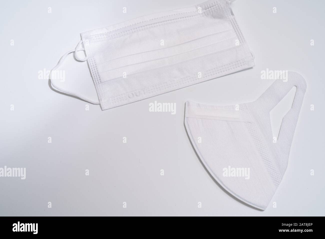 Masque médical de protection sur fond blanc. Banque D'Images