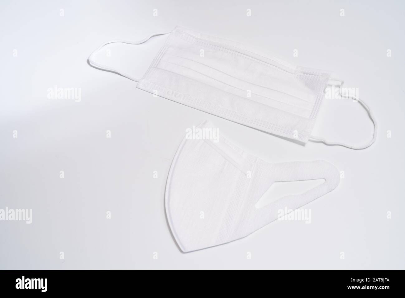 Masque médical de protection sur fond blanc. Banque D'Images