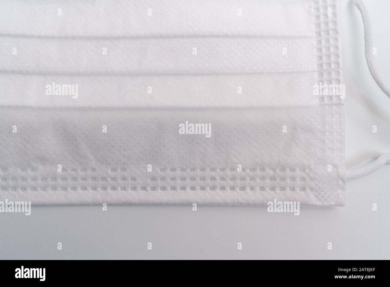 Masque médical de protection sur fond blanc. Banque D'Images