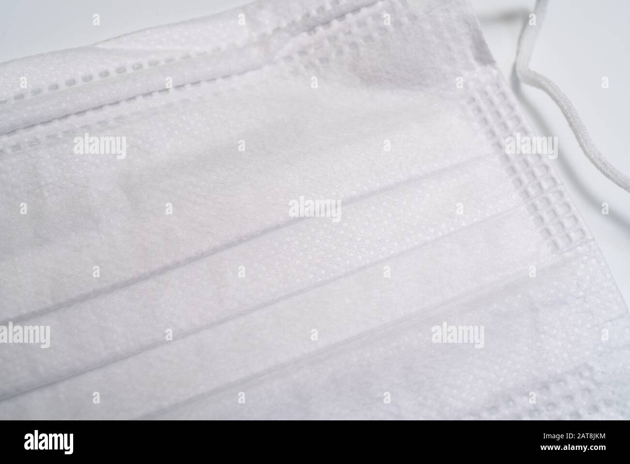 Masque médical de protection sur fond blanc. Banque D'Images