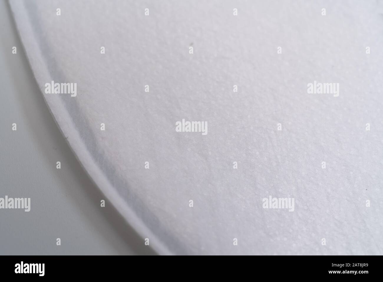 Masque médical de protection sur fond blanc. Banque D'Images