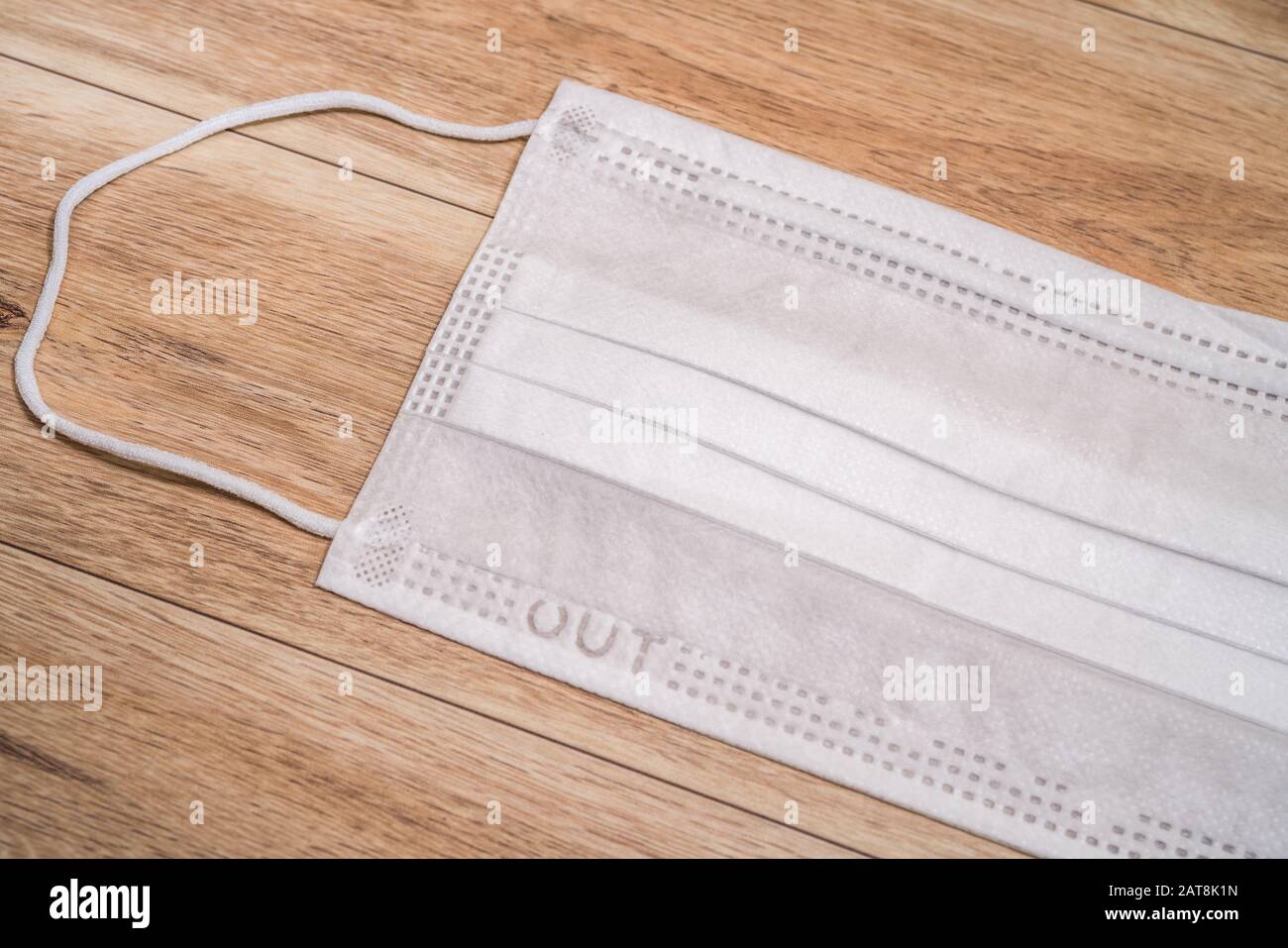 Masque médical de protection sur fond de table en bois. Banque D'Images