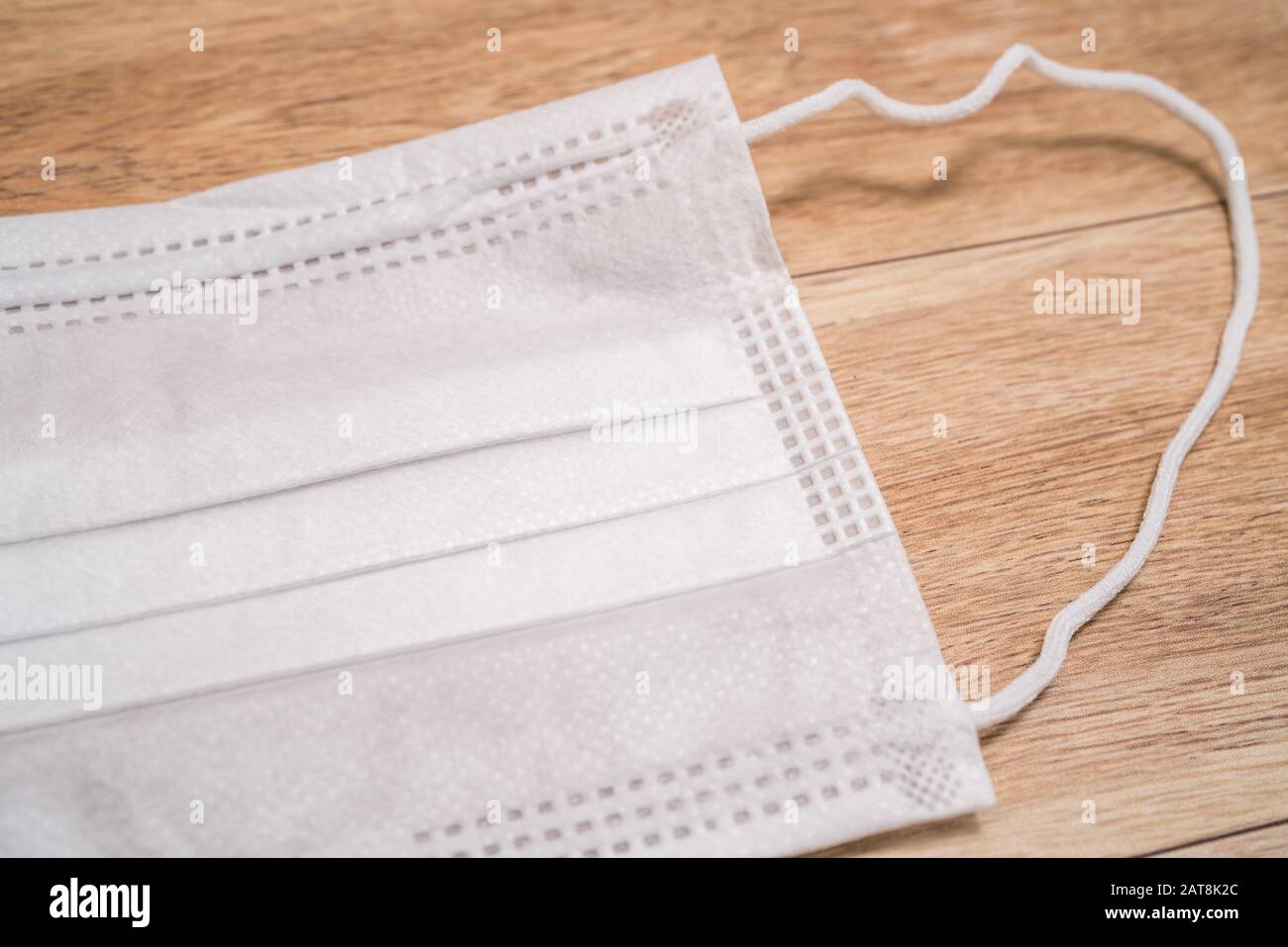 Masque médical de protection sur fond de table en bois. Banque D'Images