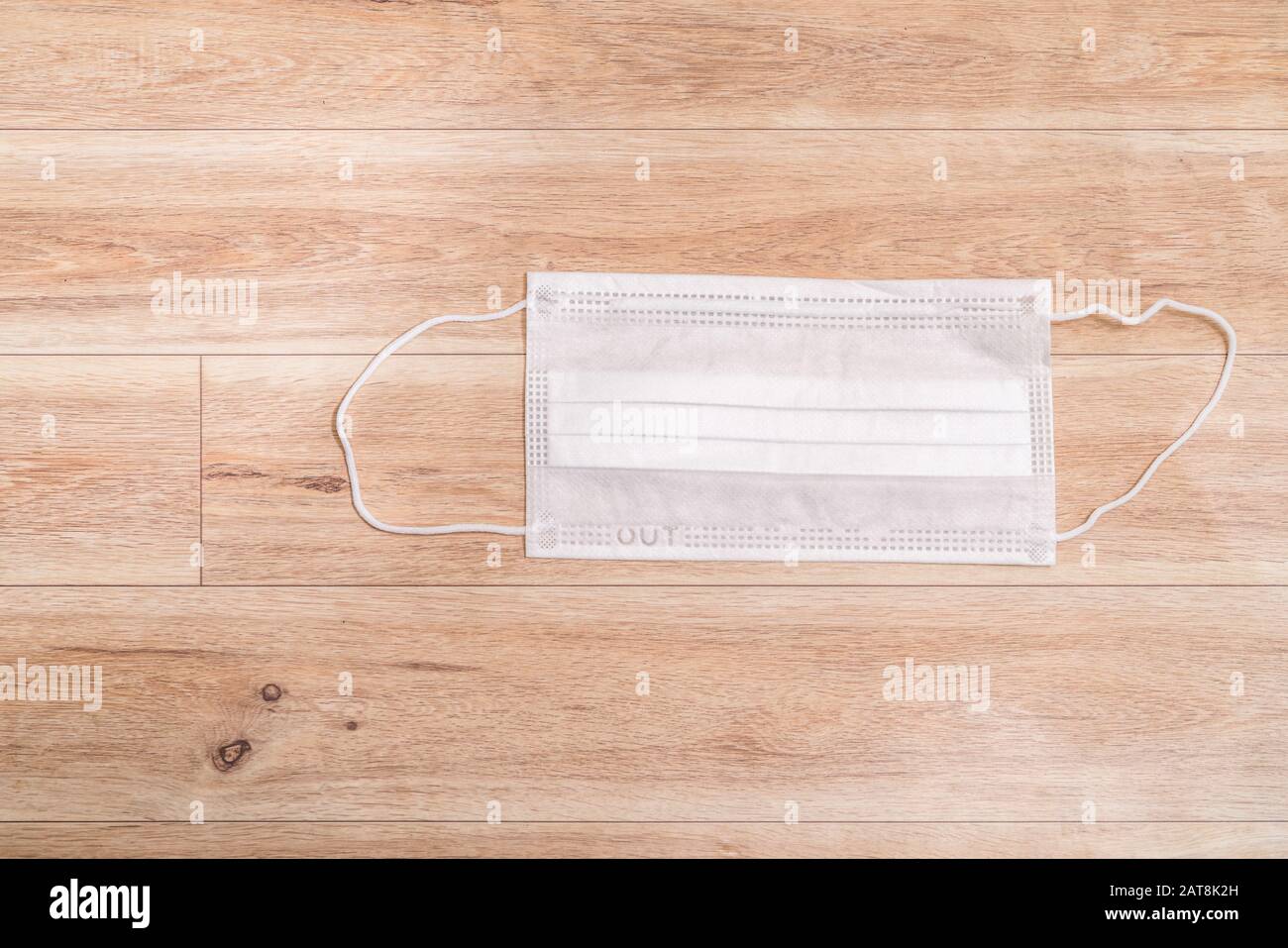 Masque médical de protection sur fond de table en bois. Banque D'Images