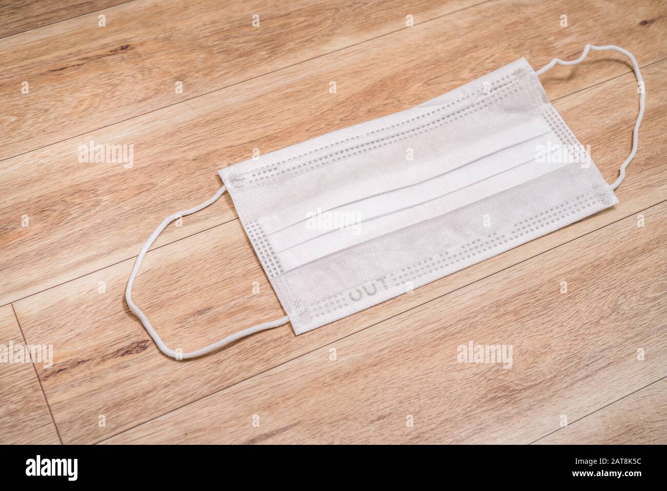 Masque médical de protection sur fond de table en bois. Banque D'Images