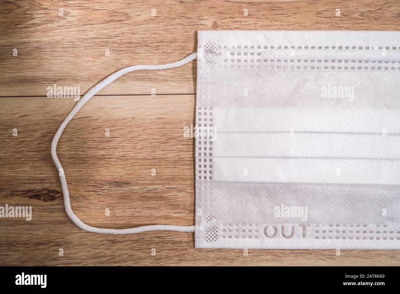 Masque médical de protection sur fond de table en bois. Banque D'Images