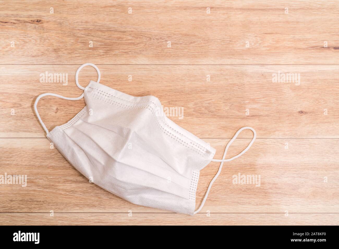 Masque médical de protection sur fond de table en bois. Banque D'Images