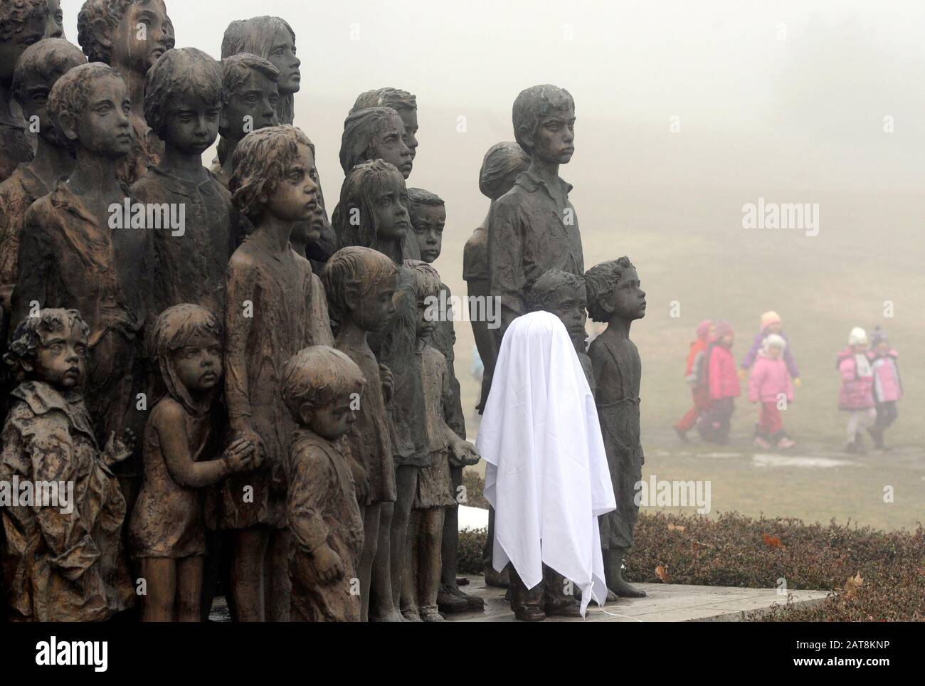 +++FILE PHOTO+++ une sculpture en bronze Nouvellement caste d'une fille a été placée dans le mémorial de Lidice des enfants victimes de la guerre le 16 janvier 2011 à Lidice, en République tchèque. La sculpture originale a été volée l'année dernière en novembre. .......dix des 16 directeurs et experts du Mémorial de Lidice ont démissionné le 31 janvier 2020, disant que, après que l'ancien directeur Martina Lehmannova ait quitté son poste la semaine dernière à Lidice, en République tchèque, le 21 janvier 2020, Le mémorial sera dans les prises d'une interprétation communiste de l'histoire. Lehmannova a démissionné après avoir été confronté à des critiques de certains des Banque D'Images