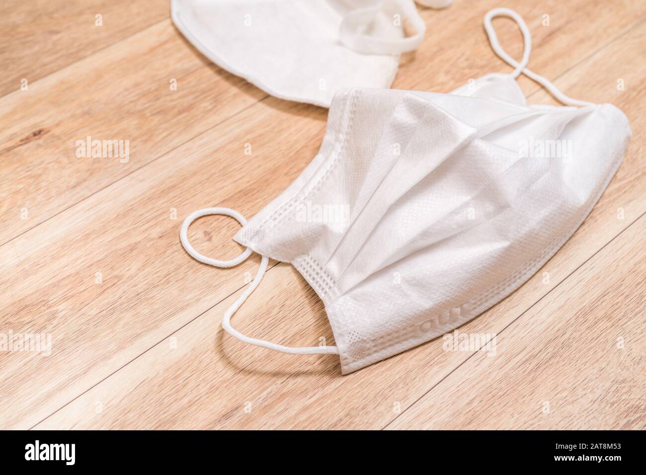 Masque médical de protection sur fond de table en bois. Banque D'Images