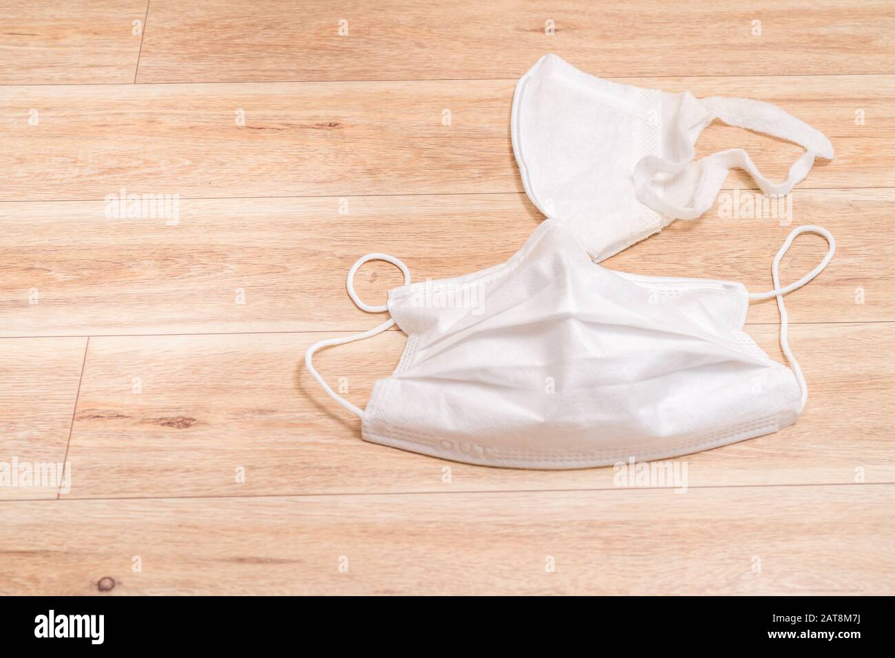 Masque médical de protection sur fond de table en bois. Banque D'Images