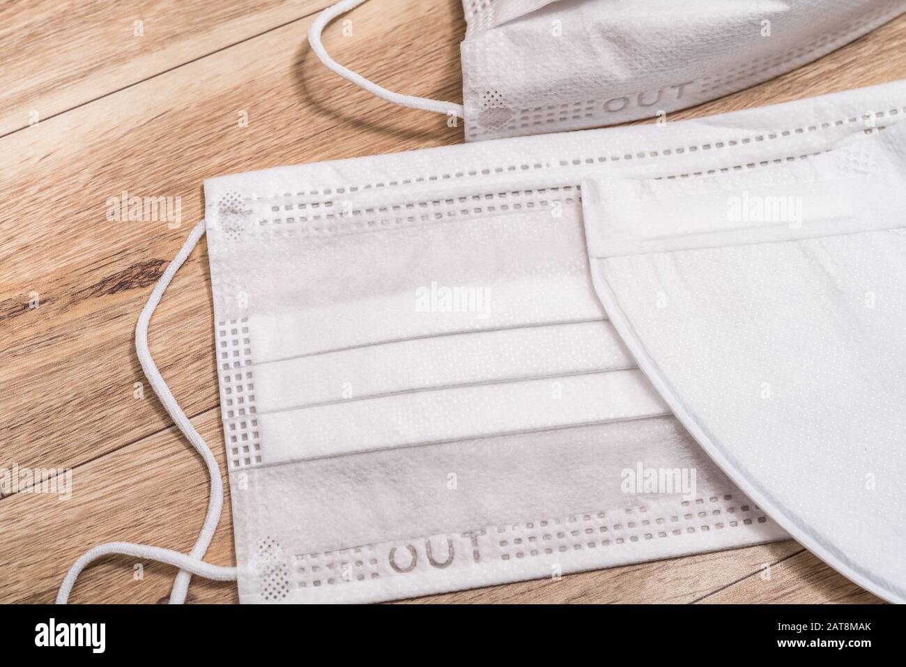 Masque médical de protection sur fond de table en bois. Banque D'Images