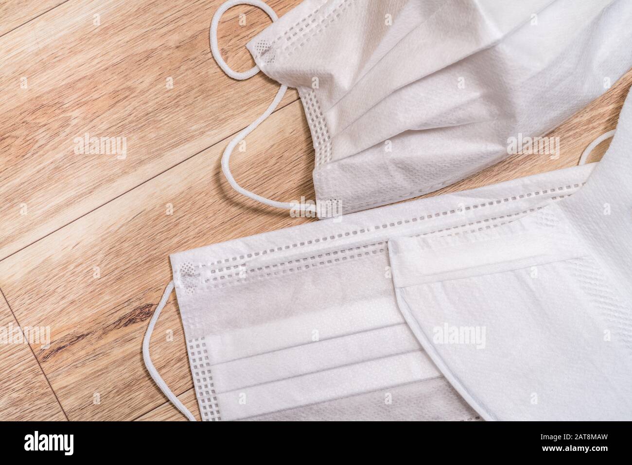 Masque médical de protection sur fond de table en bois. Banque D'Images