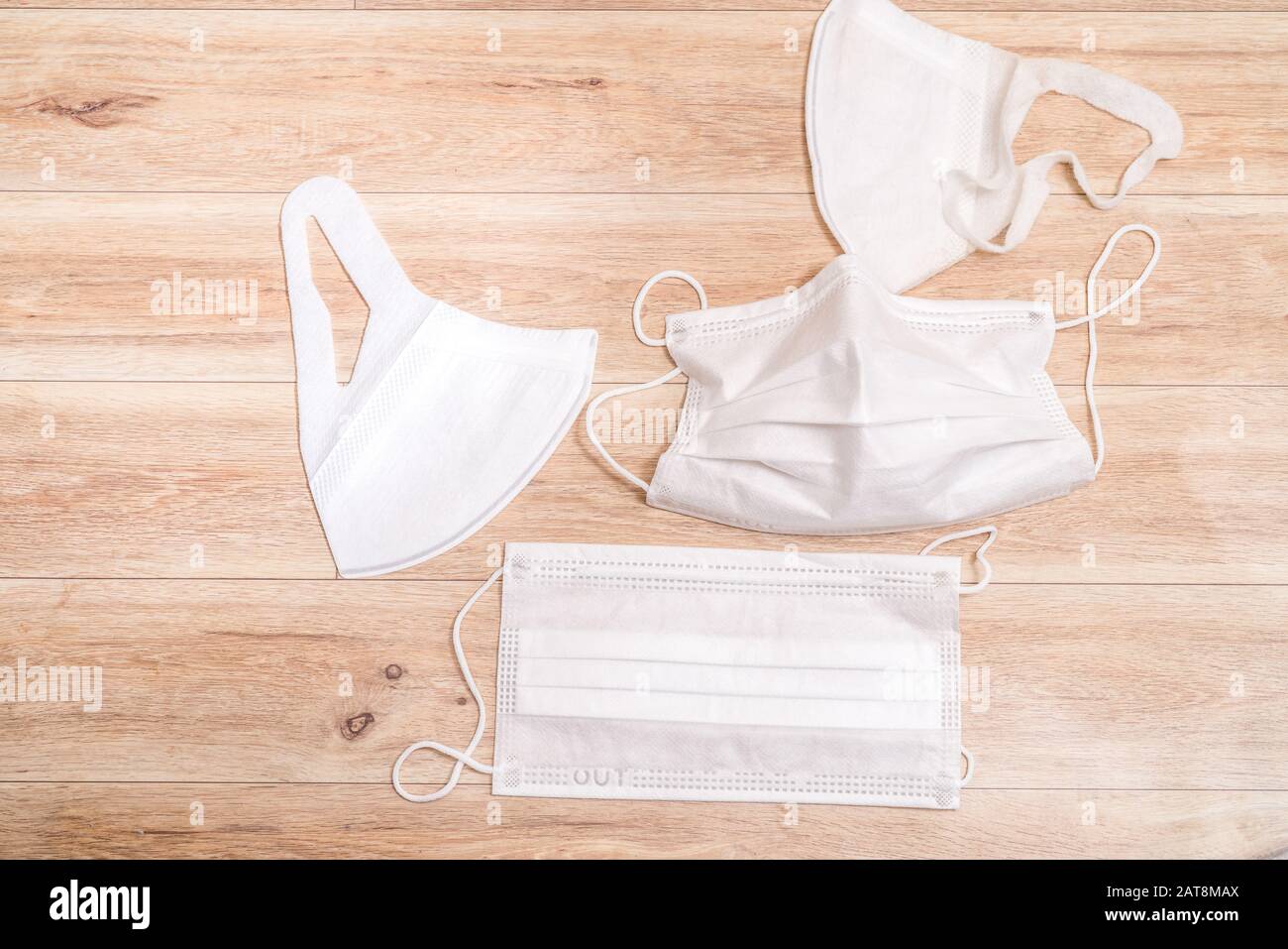 Masque médical de protection sur fond de table en bois. Banque D'Images