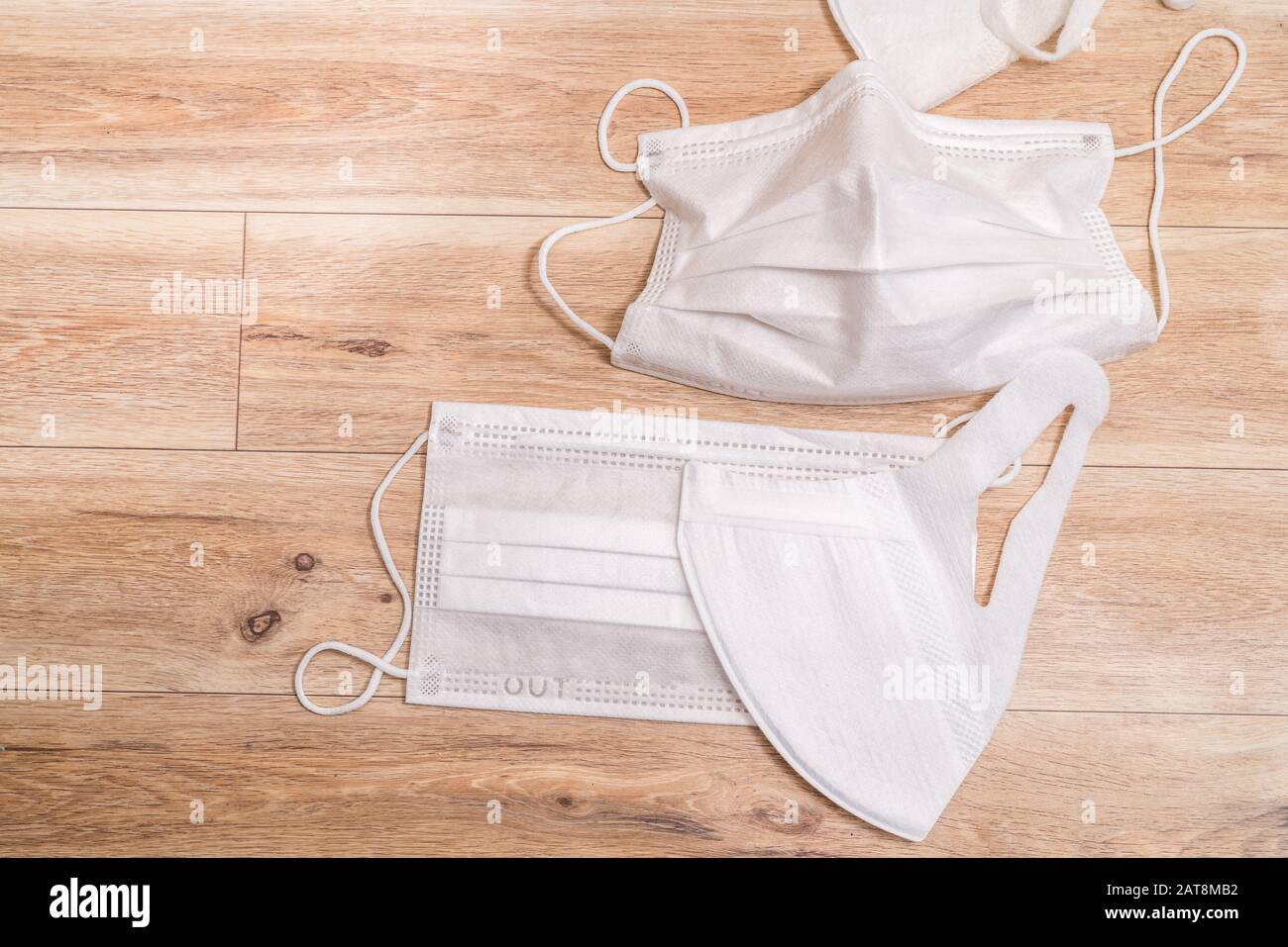 Masque médical de protection sur fond de table en bois. Banque D'Images