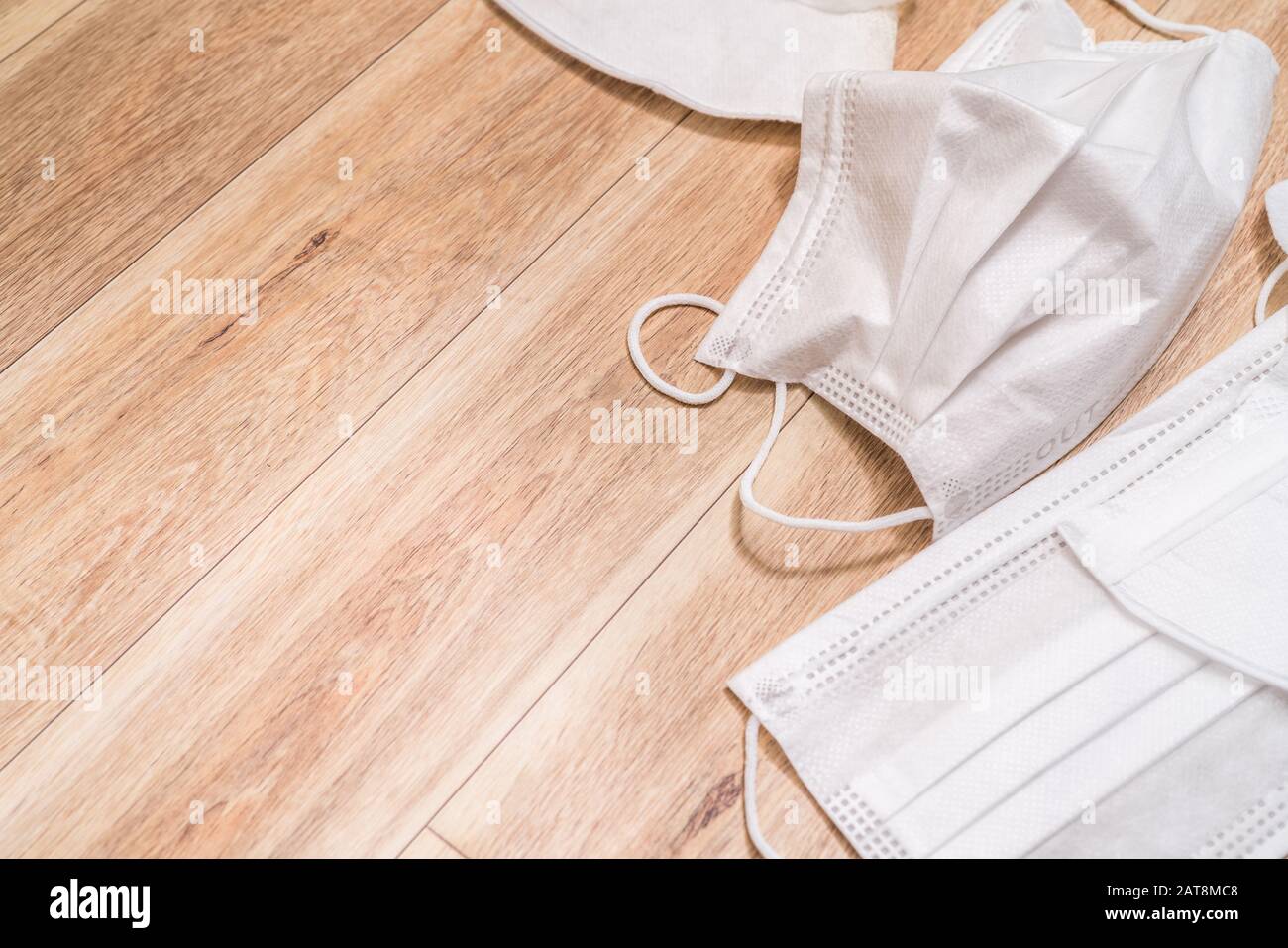 Masque médical de protection sur fond de table en bois. Banque D'Images