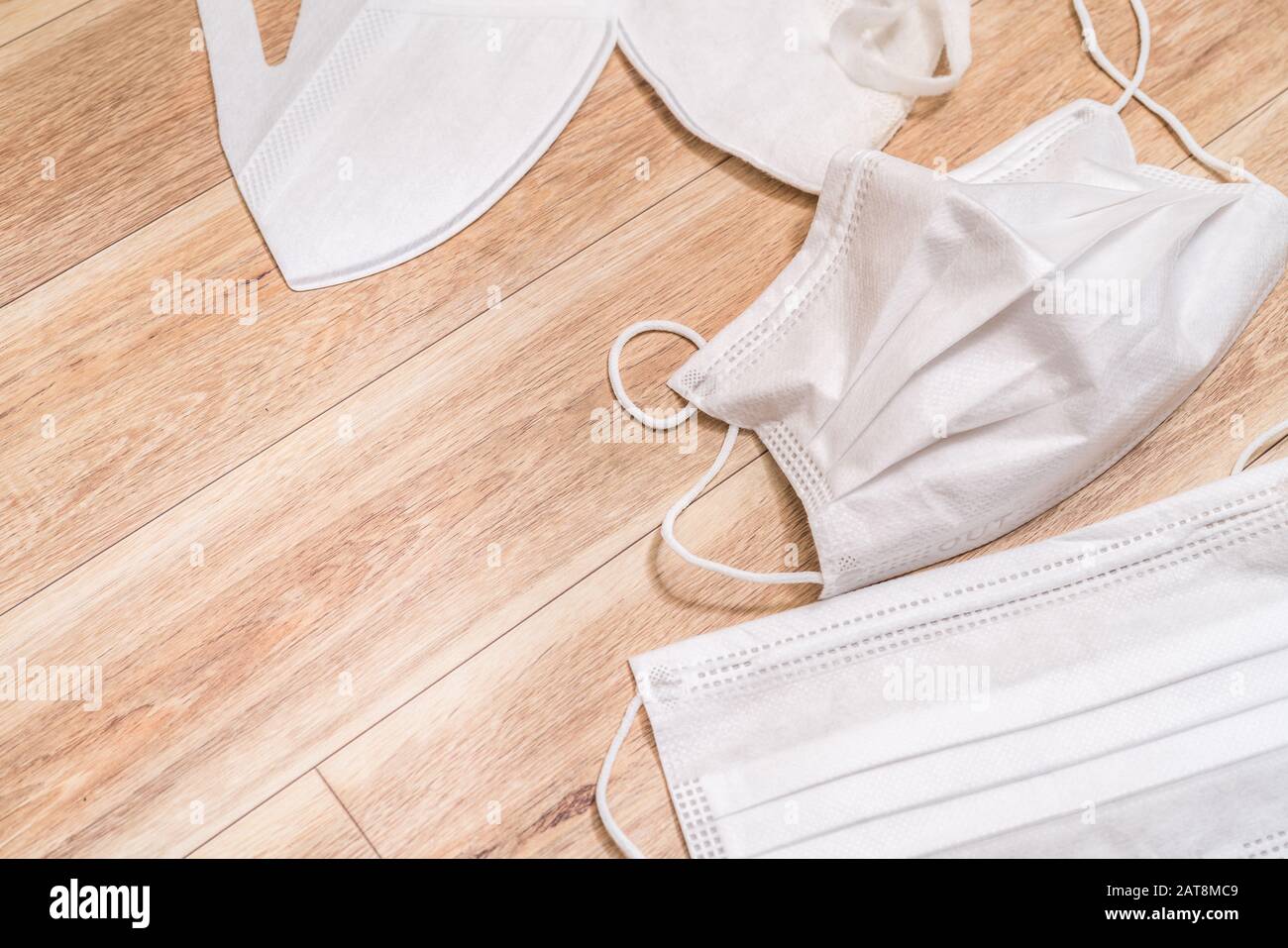 Masque médical de protection sur fond de table en bois. Banque D'Images