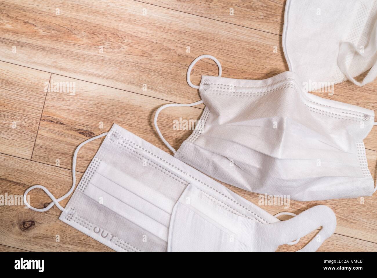 Masque médical de protection sur fond de table en bois. Banque D'Images