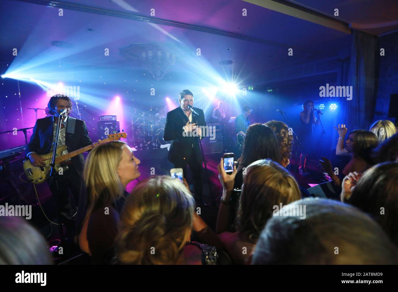 Le chanteur Tony Hadley chante sur scène lors d'une représentation caritative à l'hôtel Grosvenor, Londres, Angleterre 2012. Hadley a obtenu le succès avec le Nouveau roman Banque D'Images