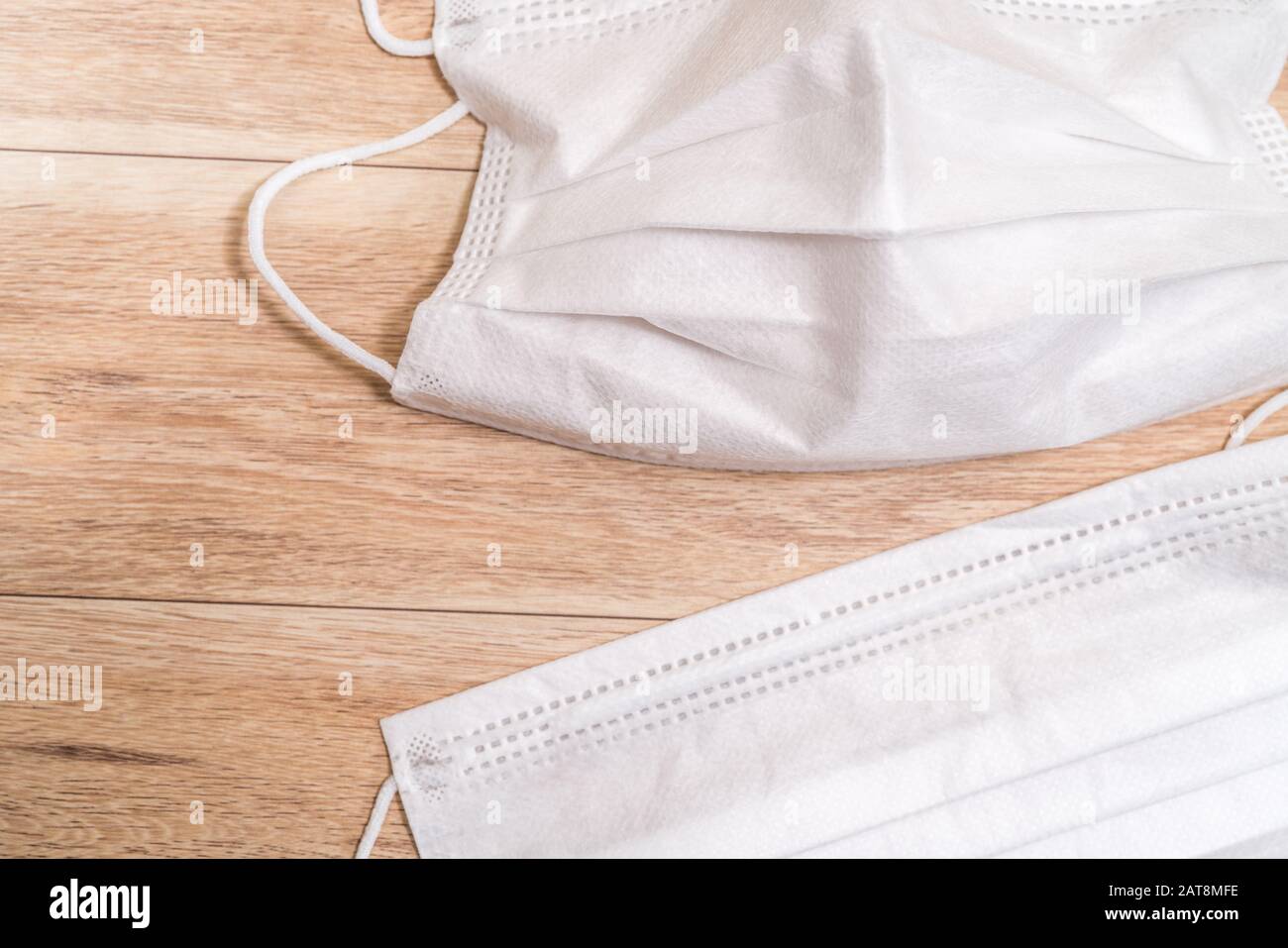 Masque médical de protection sur fond de table en bois. Banque D'Images