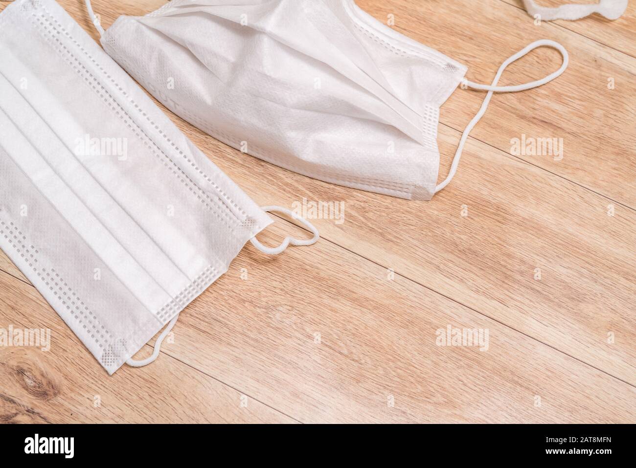 Masque médical de protection sur fond de table en bois. Banque D'Images