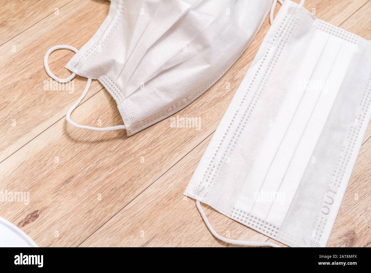 Masque médical de protection sur fond de table en bois. Banque D'Images