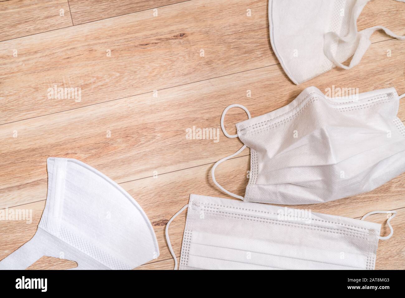 Masque médical de protection sur fond de table en bois. Banque D'Images