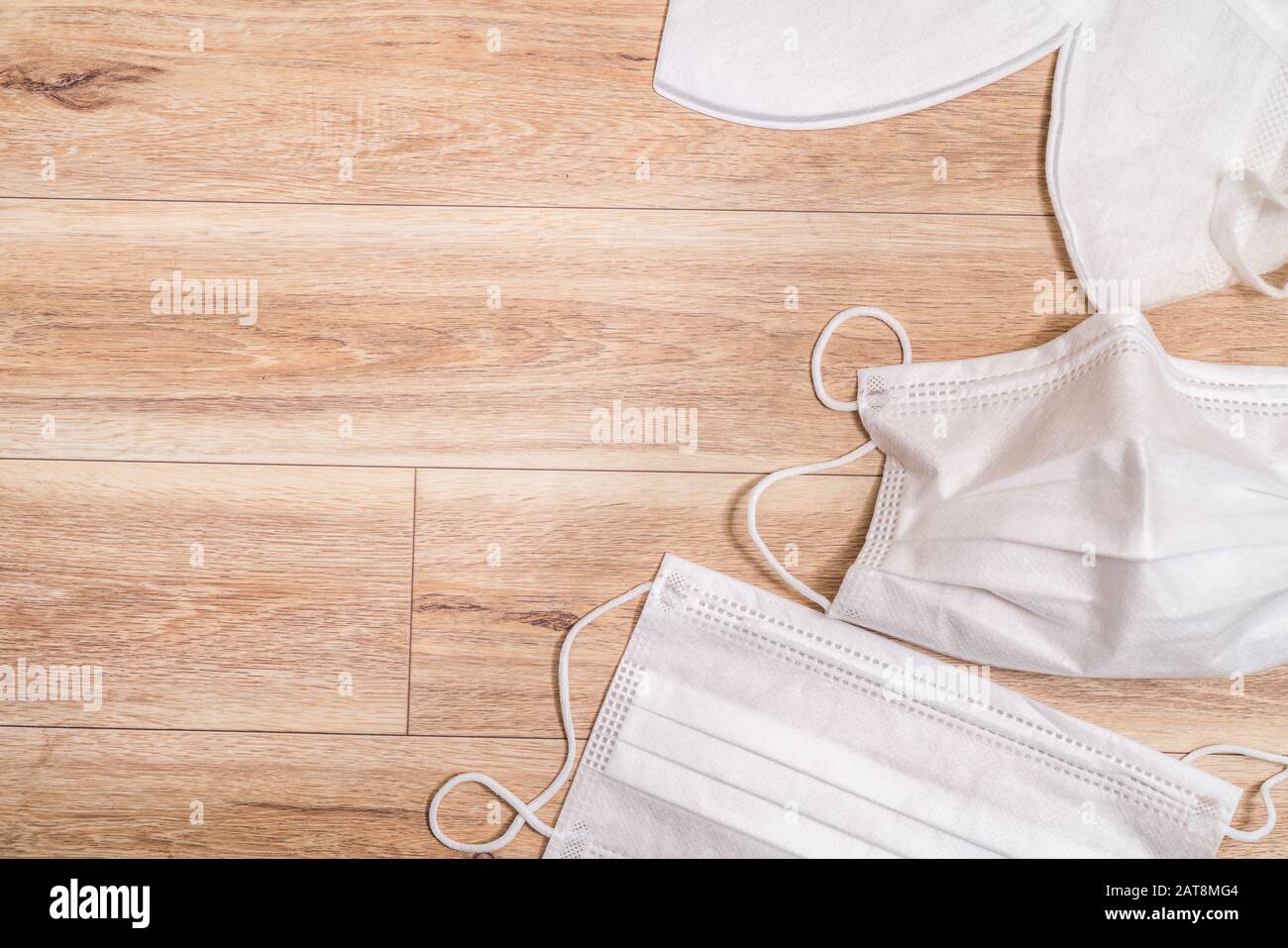 Masque médical de protection sur fond de table en bois. Banque D'Images