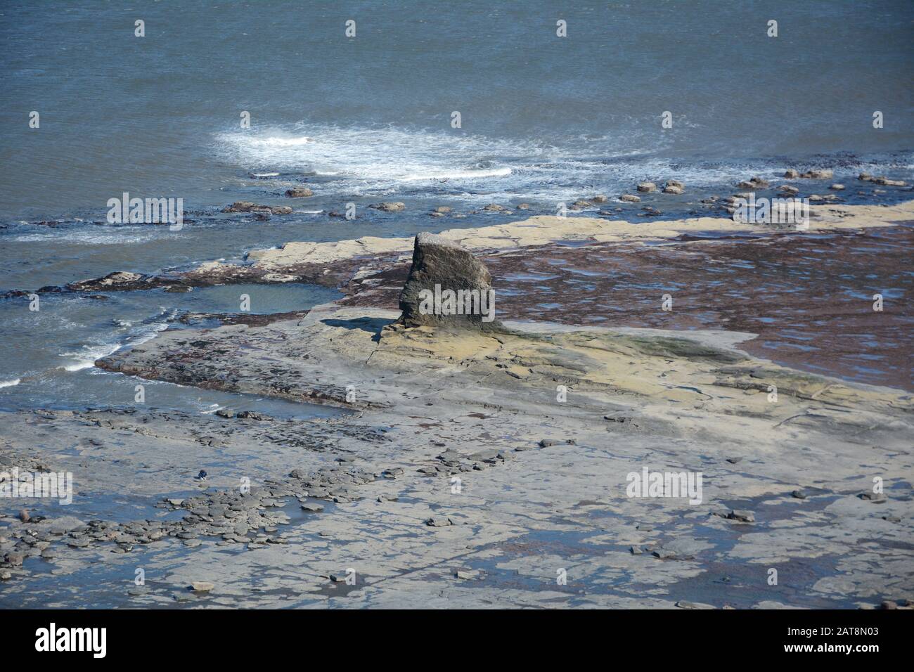 Marée basse sur la mer du Nord, le long de Cleveland Way, un sentier de randonnée dans le parc national des Maures de North York, Yorkshire, Angleterre, Grande-Bretagne. Banque D'Images