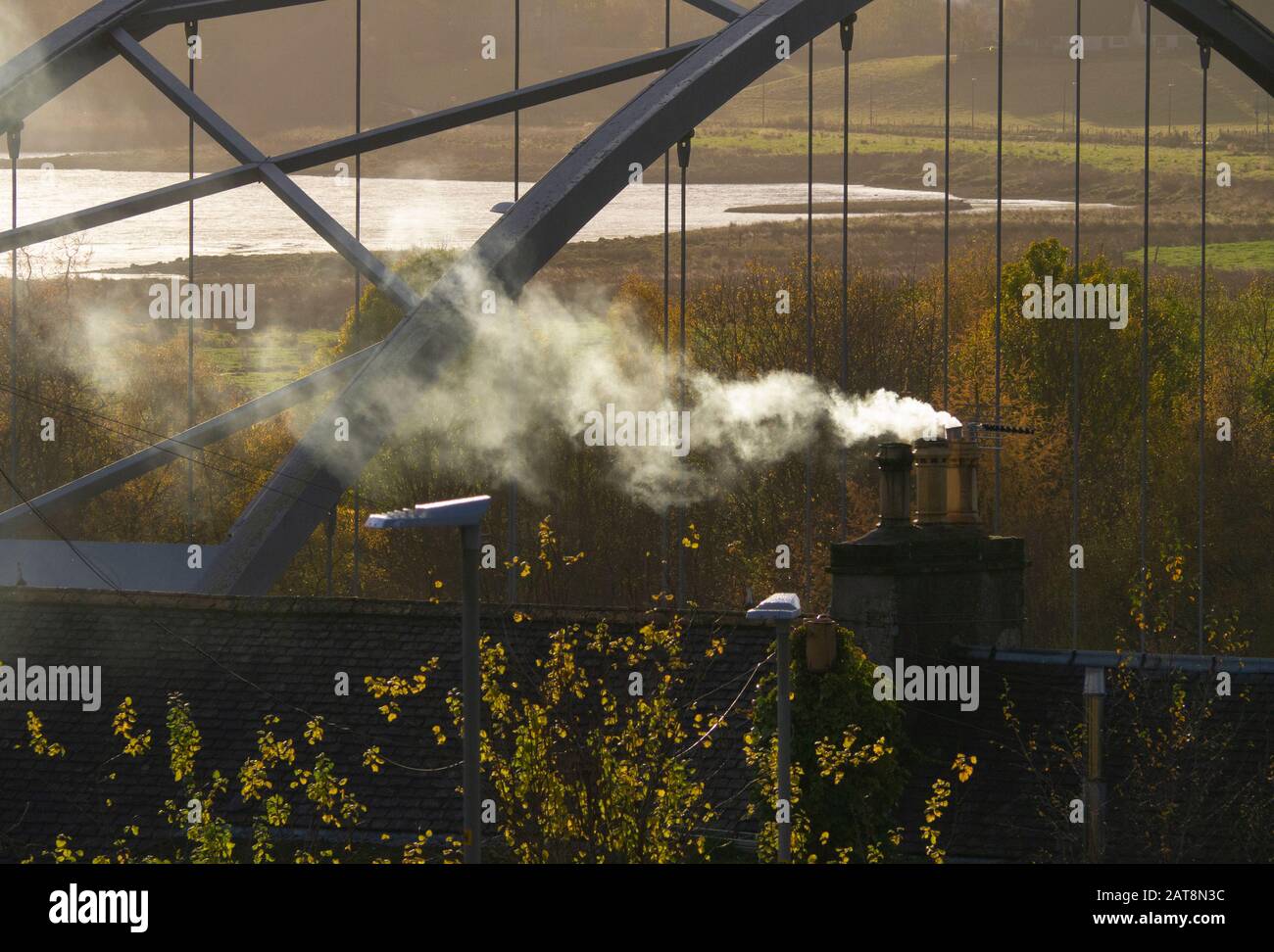 BONAR BRIDGE, ÉCOSSE, Royaume-Uni - 11 novembre 2017 - fumée d'une cheminée dans Bonar Bridge Sutherland Scotland UK Banque D'Images