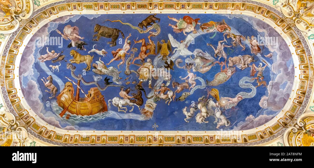 Caprarola (VT), Italie - 27 janvier 2020: Le Palazzo Farnese est situé dans la ville de Caprarola près de Viterbo, dans le nord du Latium, en Italie. Plafond décoré de fresques des chambres à l'étage principal. Banque D'Images