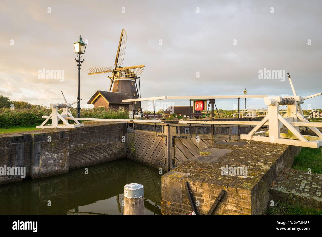 Moulin à vent néerlandais et petite girouette près de la rivière Rotte dans la partie ouest des Pays-Bas Banque D'Images