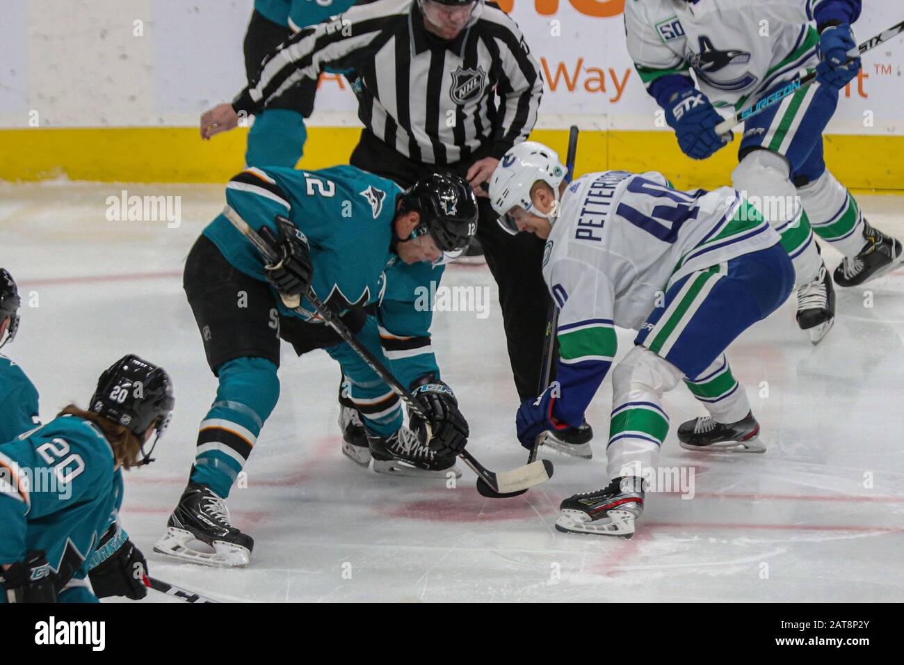 San Jose Sharks, aile gauche Patrick Marleau (12), affronte le centre des Canucks de Vancouver Elias Pettersson (40) dans la zone Sharks lors d'un match de hockey de la LNH, le mercredi 29 janvier 2020, à San Jose, en Californie, Les Canucks battent les Sharks 5-2. (Photo par IOS/ESPA-Images) Banque D'Images