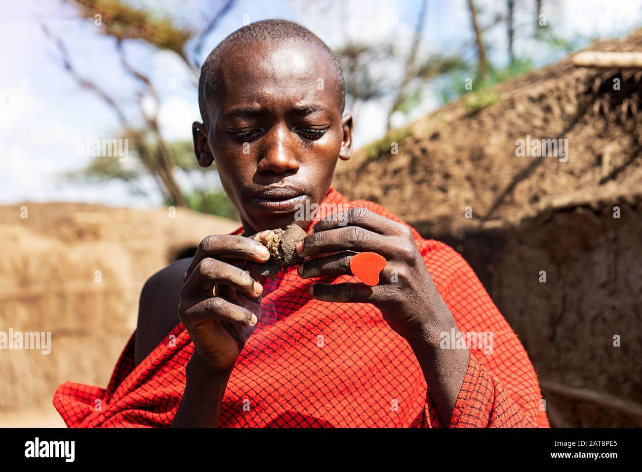 Serengeti, TANZANIE - 7 janvier: Un homme africain tenant un gâteau couvant  dans ses mains avec un anneau de coeur rouge. Tanzanie, Afrique Photo Stock  - Alamy