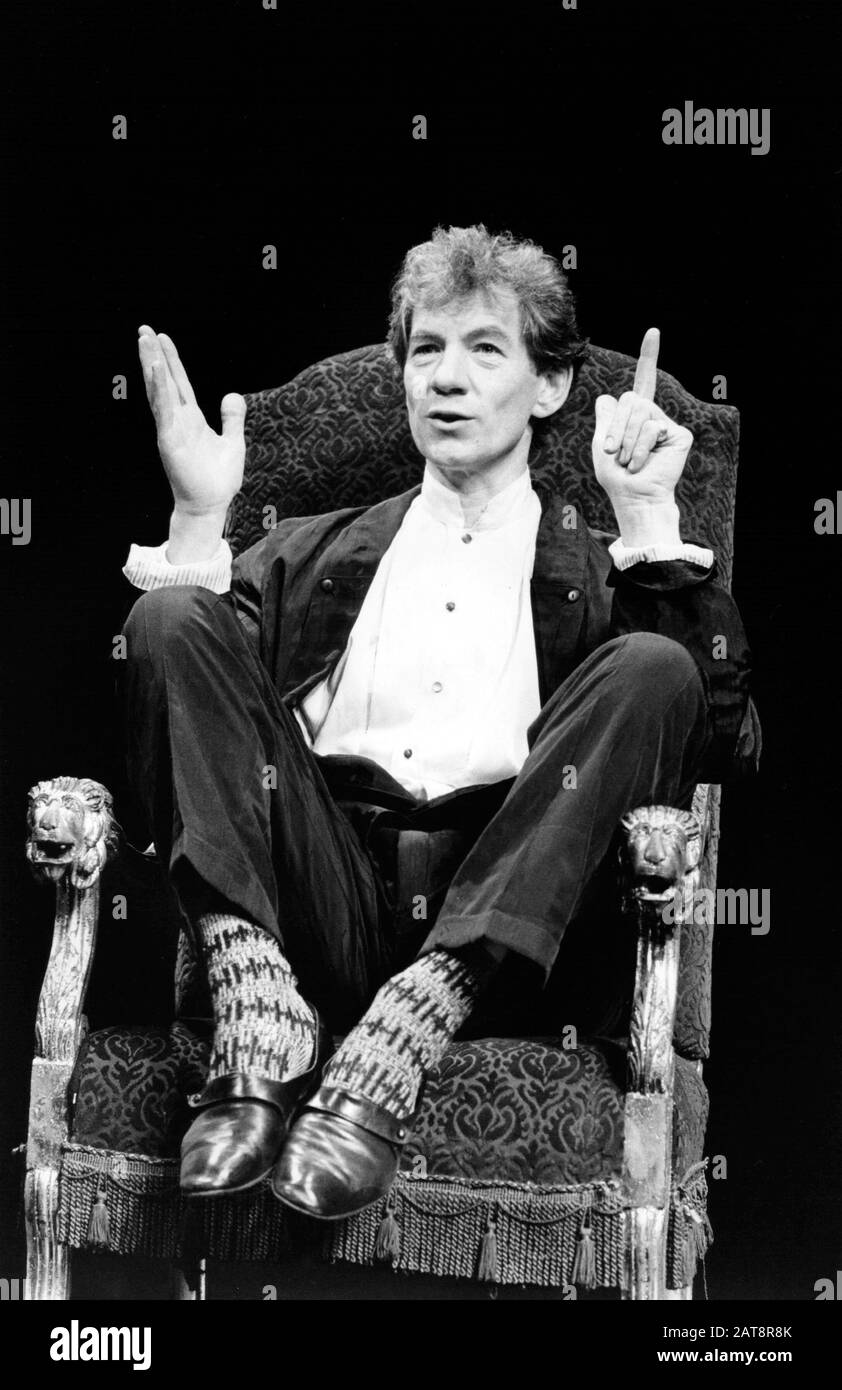 Ian McKellen dans L'ACTION DE SHAKESPEARE au Playhouse Theatre, Londres en 1987.produit de l'aide du London Lighthouse Aids Hospice. Sir Ian Murray McKellen, né en 1939, Burnley, Angleterre. Acteur de scène et de film anglais. Cofondateur de Stonewall, militant des droits des gays, fait chevalier en 1990, fait Compagnon d'honneur 2007. Banque D'Images