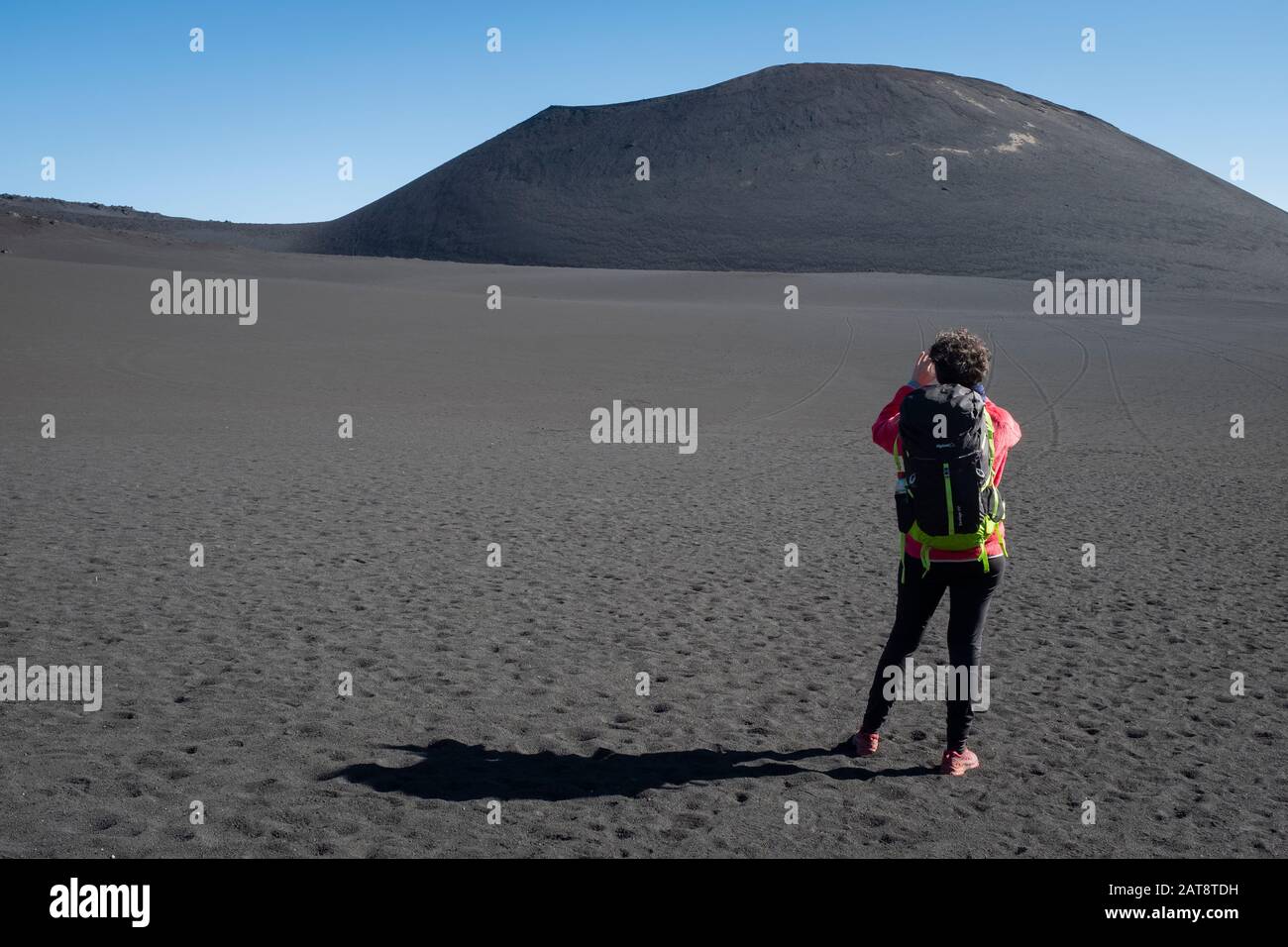 Femme montée au cratère de Noël dans le volcan Lonquimay. Réserve Nationale De Malalcahuello-Nalcas. Région d'Araucania. Chili. Banque D'Images