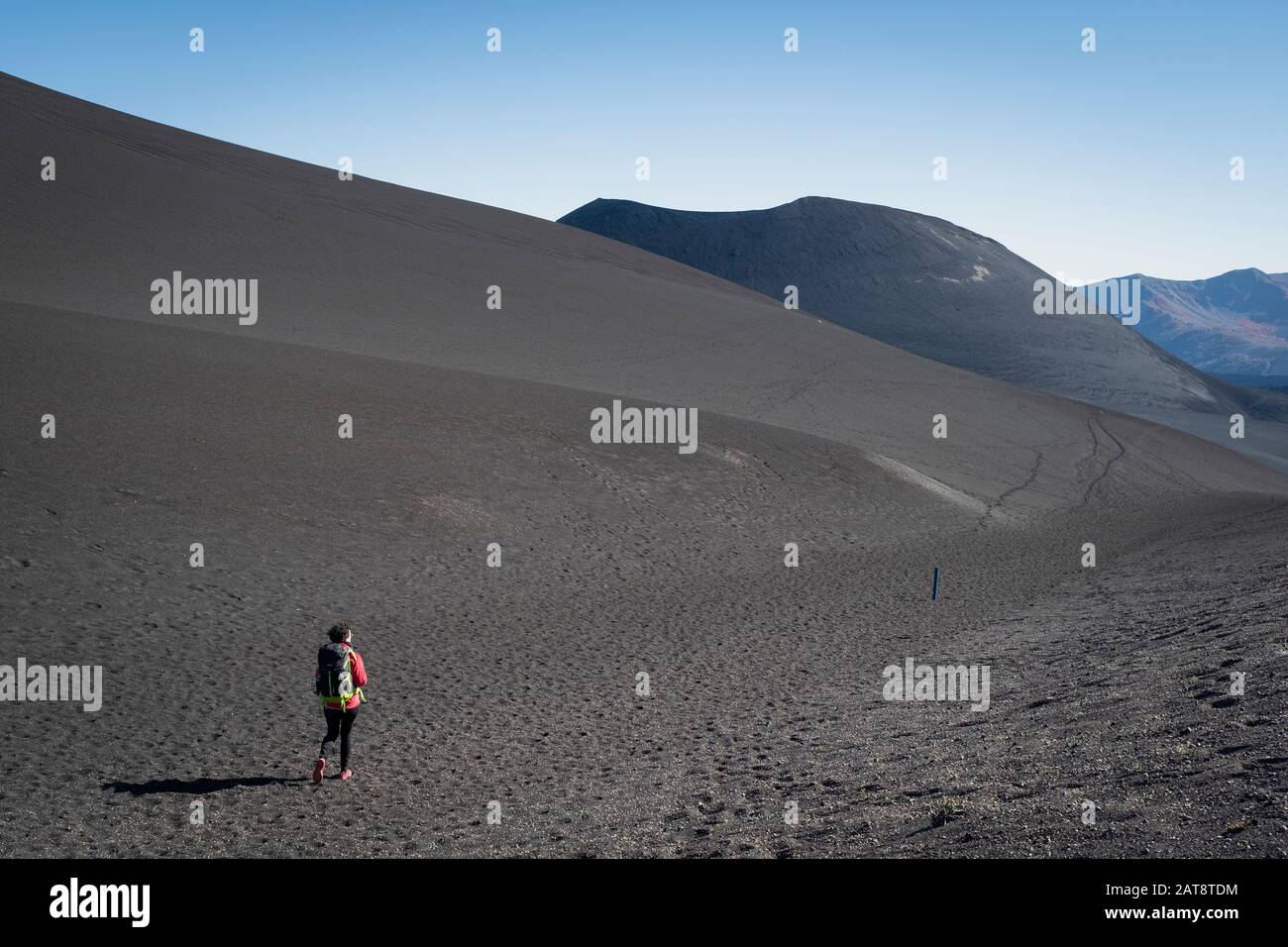 Femme montée au cratère de Noël dans le volcan Lonquimay. Réserve Nationale De Malalcahuello-Nalcas. Région d'Araucania. Chili. Banque D'Images