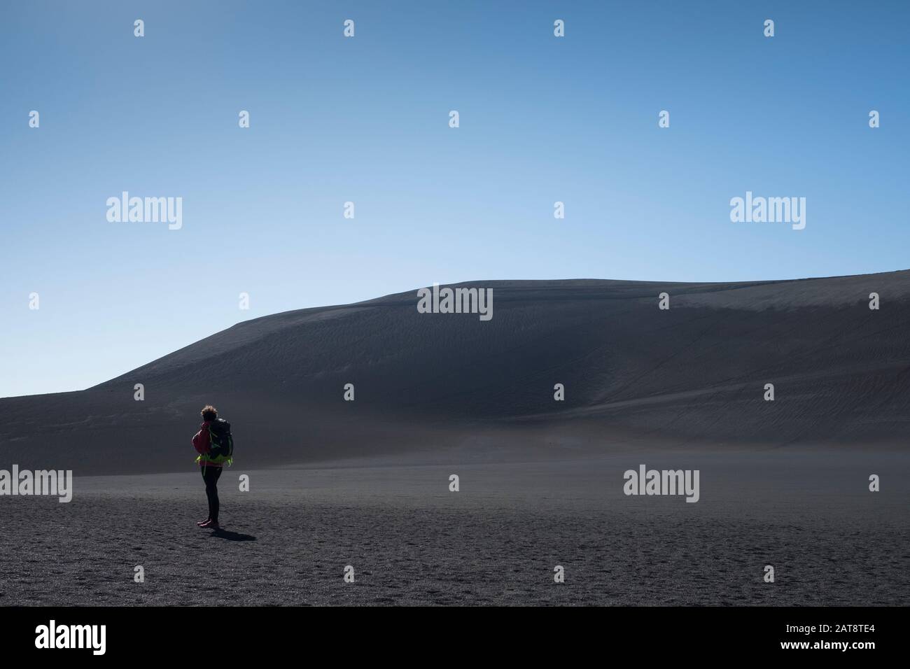 Femme montée au cratère de Noël dans le volcan Lonquimay. Réserve Nationale De Malalcahuello-Nalcas. Région d'Araucania. Chili. Banque D'Images