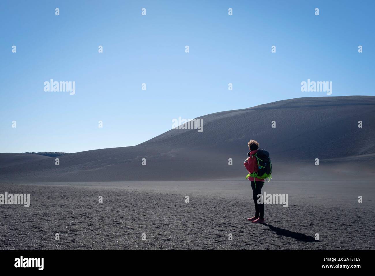 Femme montée au cratère de Noël dans le volcan Lonquimay. Réserve Nationale De Malalcahuello-Nalcas. Région d'Araucania. Chili. Banque D'Images