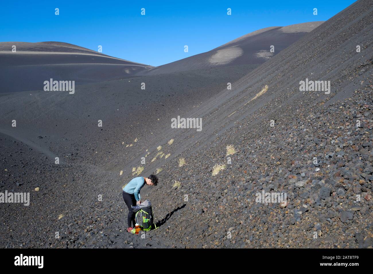 Femme montée au cratère de Noël dans le volcan Lonquimay. Réserve Nationale De Malalcahuello-Nalcas. Région d'Araucania. Chili. Banque D'Images