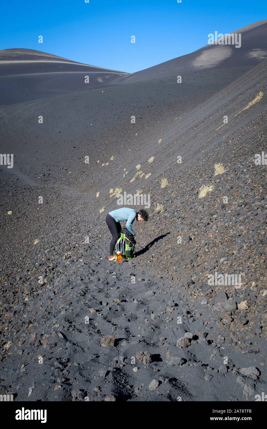 Femme montée au cratère de Noël dans le volcan Lonquimay. Réserve Nationale De Malalcahuello-Nalcas. Région d'Araucania. Chili. Banque D'Images