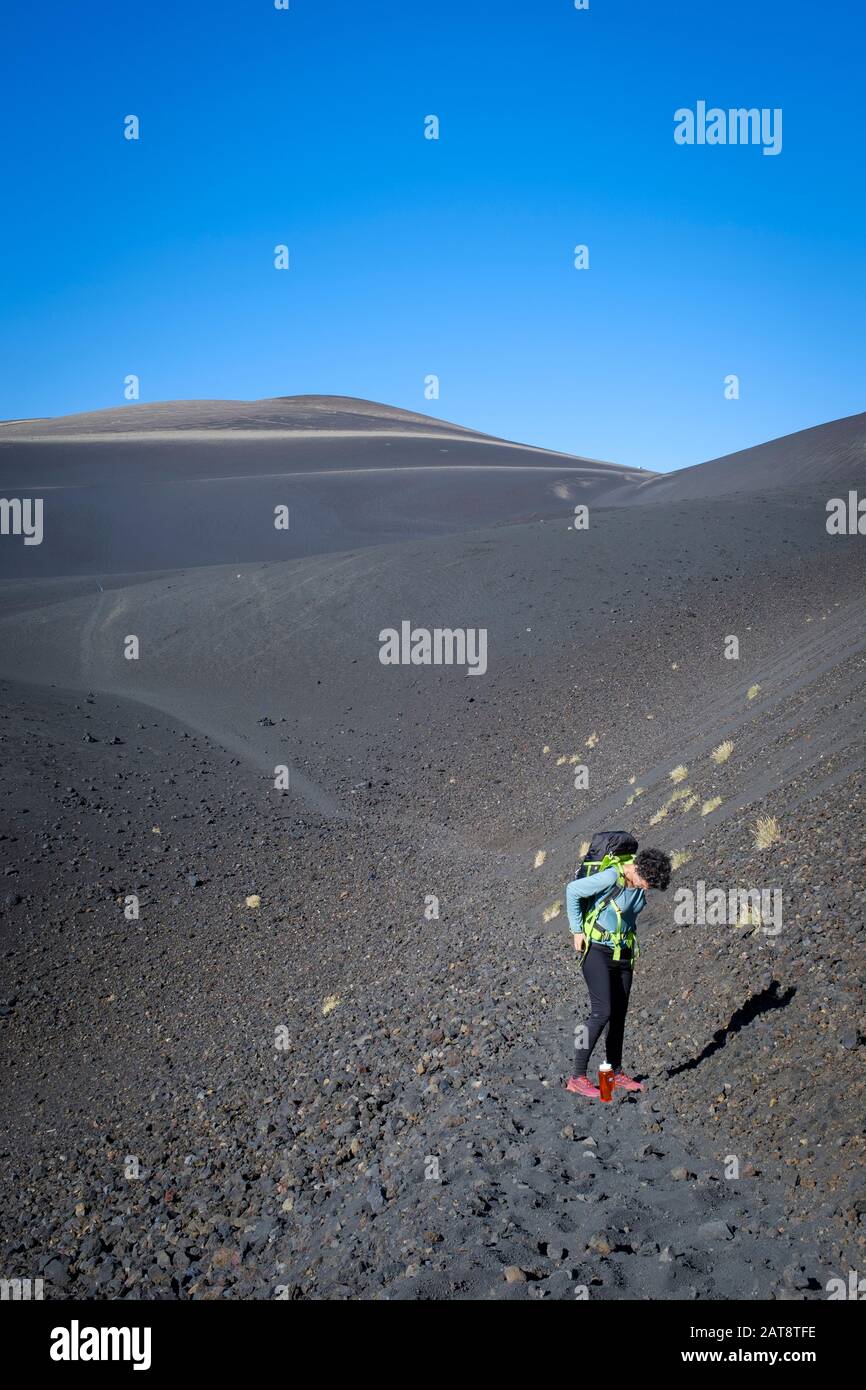 Femme montée au cratère de Noël dans le volcan Lonquimay. Réserve Nationale De Malalcahuello-Nalcas. Région d'Araucania. Chili. Banque D'Images